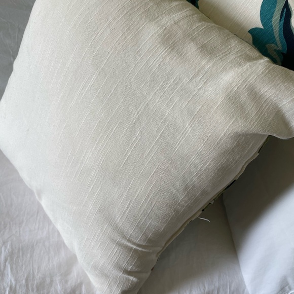 Set of 5 16 x 16 embroidered throw pillows - Picture 5 of 5